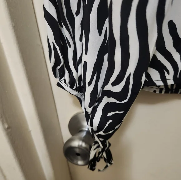 ZARA Size Small Black and White Animal Print Top - Picture 5 of 9